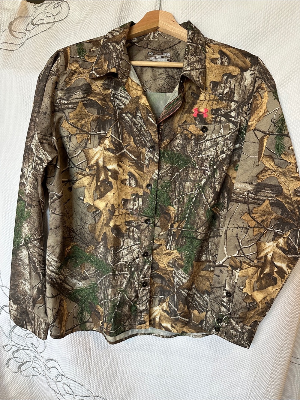 Under Armour Women’s Realtree Xtra Camo Hunting Shirt Pink Logo L